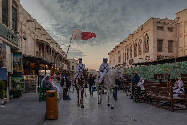Souk Waqif Doha Qatar Vista Calle Principal Con Policía Tradicional —  Fotos de Stock