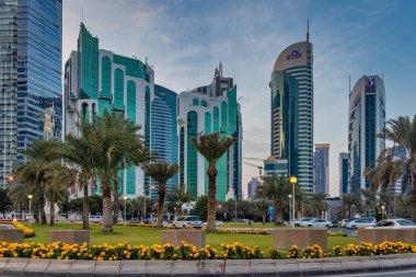 Doha, Katar-2 Şubat 2020: Doha cor niche Daylight view from Sheraton park ve gökyüzünde bulutlar