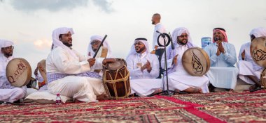 Doha, Katar-11 Aralık 2019: Katara kültür köyü Doha- Katar 'da geleneksel Katar folklor dansı (Ardah dansı) 