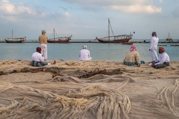 Doha Qatar December 2019 Traditionele Arabische Vissers Zitten Staan Katara — Stockfoto