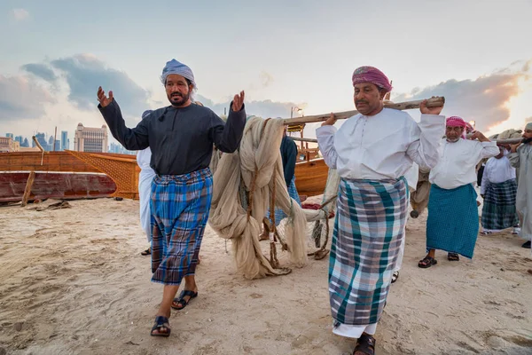 Doha Qatar Diciembre 2019 Pescadores Árabes Tradicionales Trabajando Playa Katara —  Fotos de Stock