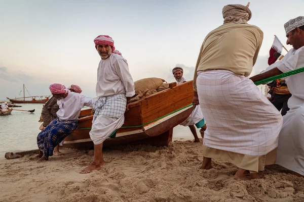 Doha Qatar Dezembro 2019 Pescadores Árabes Tradicionais Que Trabalham Praia — Fotografia de Stock