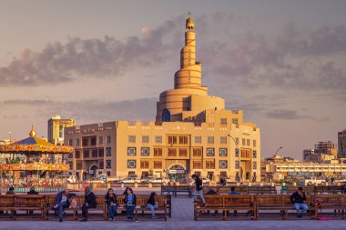 Doha, Katar-21 Ocak 2020: El-Fanar İslam Kültür Merkezi Gün ışığı arka planda bulutlar ile dış görünüş