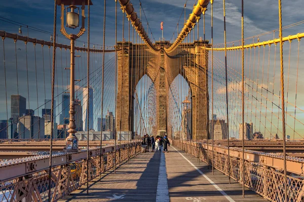 Brooklyn Bridge Daylight View People Walking American Flag Its Top — Stock Photo, Image