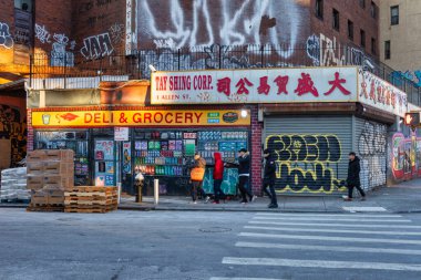 New York City, ABD - 20 Aralık 2019: Aşağı Manhattan 'daki Chinatown Mahallesi New York gündüz manzaralı dükkanlar Çin harfleri, semboller, graffiti sanatı ve yürüyen insanlar