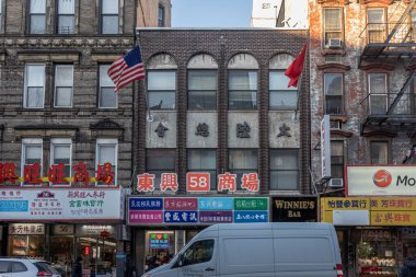 New York City, ABD - 20 Aralık 2019: Aşağı Manhattan 'daki Chinatown Mahallesi New York gündüz manzaralı dükkanlar Çin harfleri, semboller ve yürüyen insanlar