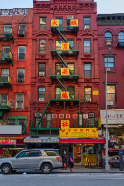 New York City, ABD - 20 Aralık 2019: Aşağı Manhattan 'daki Chinatown Mahallesi New York gündüz manzaralı dükkanlar Çin harfleri, semboller ve yürüyen insanlar