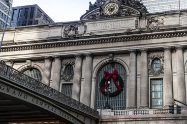 Manhattan 'ın göbeğindeki Grand Central Terminali. Harici gün ışığı. Binanın tepesini ve saatini gösteren kimse yok.