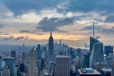 New York City, ABD-27 Aralık 2019: New York gökyüzünde bulutlarla Rock 'ın tepesinden (Rockefeller Center) gün batımı manzarası
