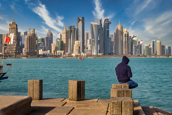 Doha Qatar Vista Horizonte Luz Dia Com Nuvens Céu Mostrando — Fotografia de Stock