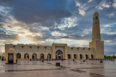 Katar Devlet Camii (İmam Muhammed ibn Abd-Wahhab Camii) gün batımında gökyüzünde bulutlarla dış görünüşü
