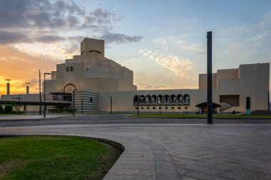 İslam Sanatları Müzesi, Doha, Katar dış görünüş günbatımında arkaplanda bulutlar