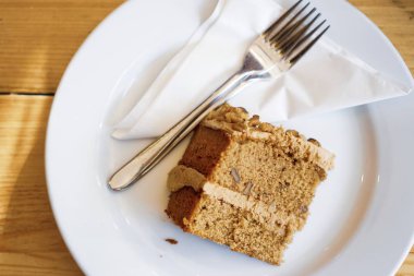 bir tabakta pasta dilimi