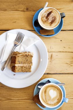 Bir tabak kek ve iki kahve.