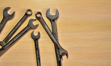 Ahşap arkaplanda anahtarlar