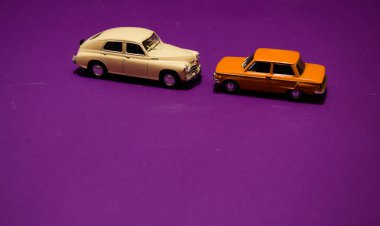 Mor arka planda klasik oyuncaklar