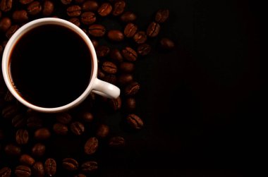 Arka planda bir fincan kahve.