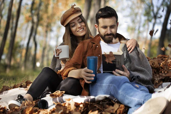 Junges Paar Liest Park Ein Buch — Stockfoto