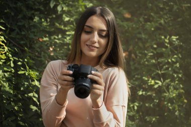 Kameralı genç bir kadın.