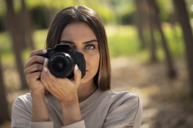 Kameralı genç bir kadın.