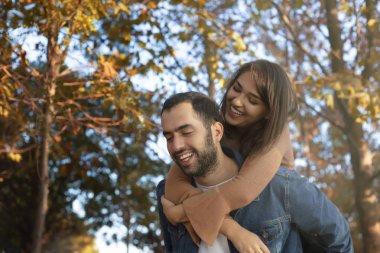Birbirine aşık çiftler, mutlu masalar.