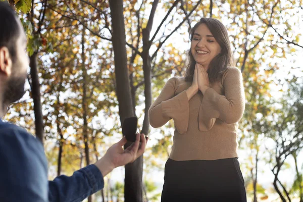 Hombre Está Proponiendo Hermosa Chica — Foto de Stock