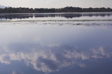 Denizde yansıyan bulutlar