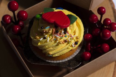 Çikolata kremalı ve şekerli kek.