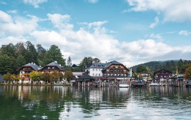 Dağlardaki güzel göl manzarası