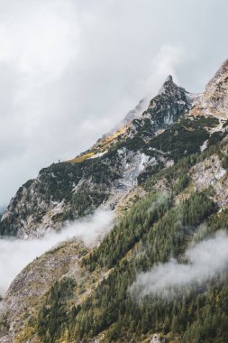 Güzel dağlar ve bulutlar