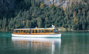 Dağlardaki güzel göl manzarası