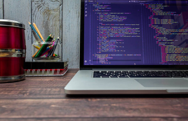 Экран исходного кода программы на ноутбуке
