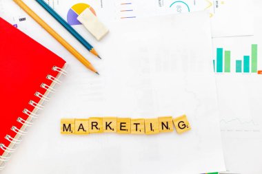 Beyaz arka planda tahta bloklar konsepti üzerine pazarlama kelimesi, Kırmızı Not Defteri, 2 kalem ve silgi