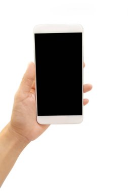 İzole edilmiş arka planda siyah ekranlı beyaz bir cep telefonu tutan bir kadın..