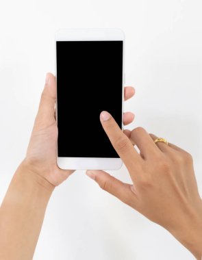 İzole edilmiş arka planda siyah ekranlı beyaz bir cep telefonu tutan bir kadın..