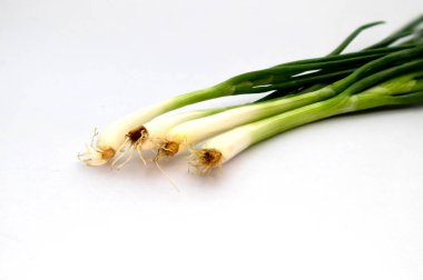 Beyaz zemin üzerinde taze soğan, izole arkaplan