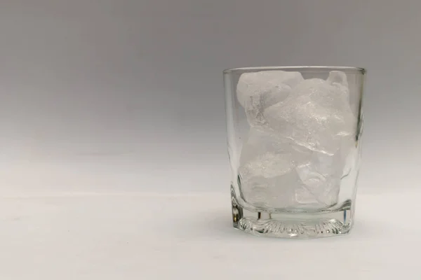 Close Gelo Está Copo Sem Água Fundo Branco Isolado — Fotografia de Stock
