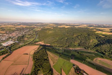 Almanya 'da hava manzarası, Rhineland, Bad Sobernheim yakınlarında Nahe nehri, çayır, tarım arazisi, orman, tepeler, dağlar... 