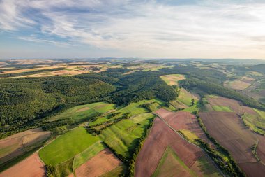 Almanya 'da hava manzarası, Rhineland, Bad Sobernheim yakınlarında çayır, tarım arazisi, orman, tepeler, dağlar... 