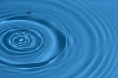 Doku, arka plan, düşen su damlaları ve mavi suyla dalgalar. 