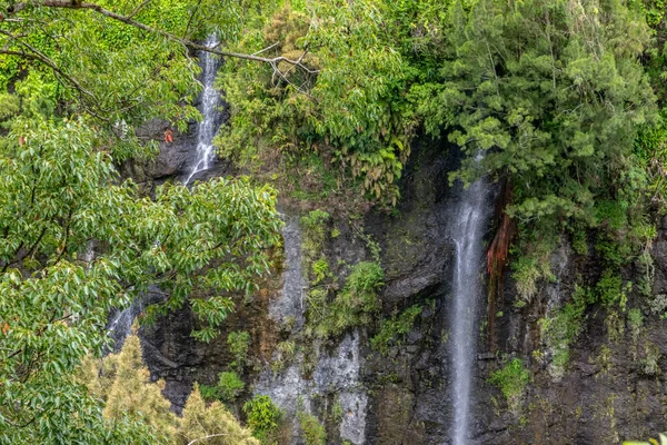 Wasserfall Auf Einem Grünen Berg Beim Französischen Inseltreffen Indischen Ozean — Stockfoto