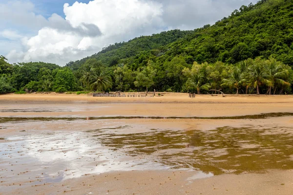 Ebb 'de sahil, Lokobe' de arka planda yeşil dağlar Madagaskar, Meraklı, Afrika 'da katı rezerv.