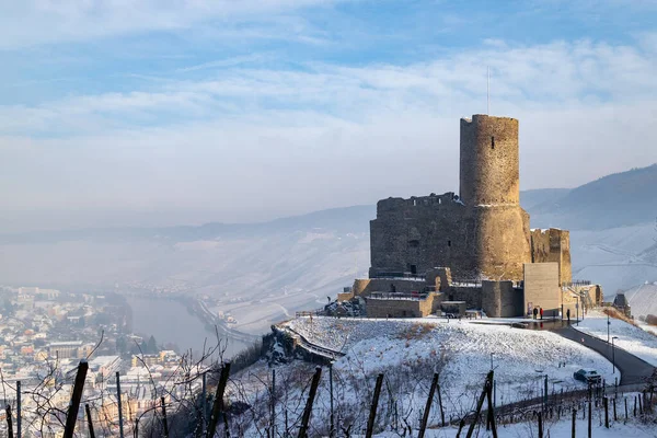 Moselle 'deki Bernkastel-Kues' deki Landshut kalesinin etrafındaki kış manzarası.