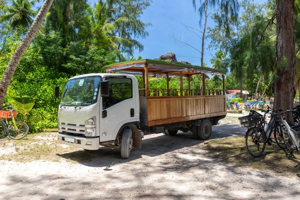 Seyşeller Adası La Digue 'da insan taşımacılığı kamyonu
