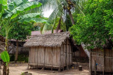 Lokobe 'de ahşap kulübeleri olan fakir bir köy. Madagaskar' da, Meraklı Ol 'da, Afrika' da katı bir koruma alanı var.