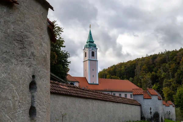 Almanya, Bavyera, Kelheim yakınlarındaki Kloesterl Fransisken manastırı yakınlarındaki kayada Aziz Niklas 'ın Terracotta heykeli
