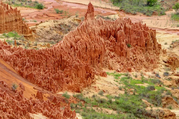 Madagaskar, Afrika 'daki Tsingy Rouge Park' ında kırmızı kumtaşı oluşumları ve iğneler (Tsingys)