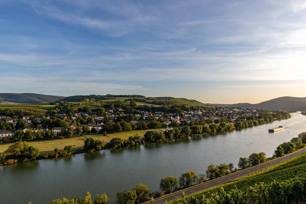 Panoramiczny Widok Dolinę Moselle Winiarnią Brauneberg Tle Słoneczny Jesienny Dzień — Zdjęcie stockowe