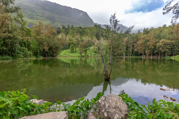 Landschaft Mit Idyllischem See Gebirgszug Grünen Bäumen Inneren Der Inselgruppe — Stockfoto