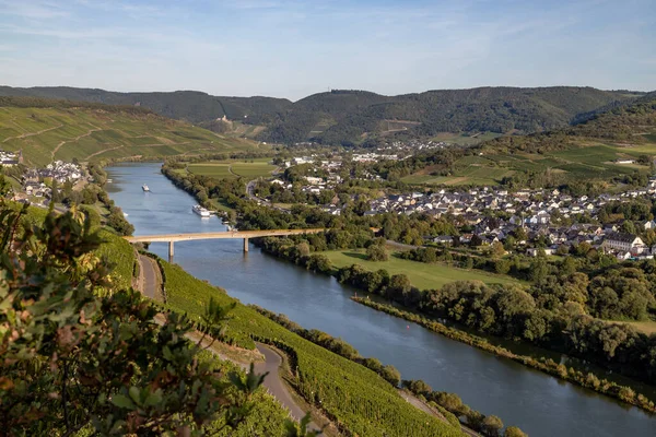 Panoramatický Výhled Údolí Moselle Vinařskou Vesnicí Muelheim Pozadí Slunečného Podzimního — Stock fotografie